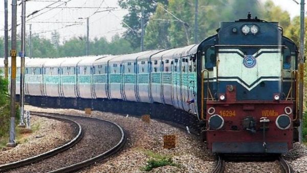 தமிழகத்தில் 7 மேஜர் ரயில்களில் ஸ்லீப்பர் கோச்கள் அதிரடியாக குறைப்பு.. கையோடு ரயில்வே செய்த ட்விஸ்ட்