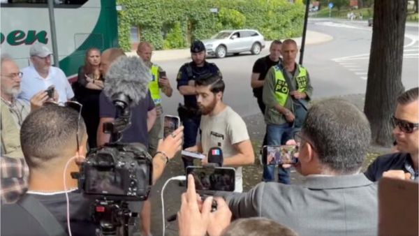 பைபிள், தவ்ராவை எரிக்க அனுமதி.. கடைசியில் முஸ்லிம் இளைஞர் கொடுத்த டுவிஸ்ட் - உலகமே நெகிழ்ந்திருச்சு