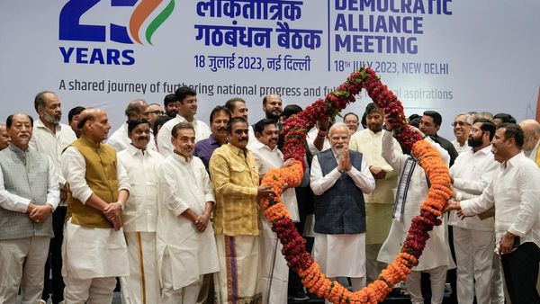 சரியா போச்சு.. பாஜக NDA கூட்டணியில் உள்ள கட்சிகள் கடந்த முறை ஜெயித்ததே 29 தொகுதிகளில்தான்!