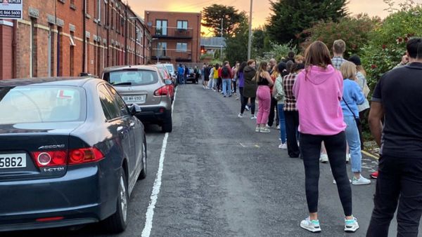 வாடகை வீட்டுக்கு வரிசையில் நிற்கும் இங்கிலாந்து மக்கள்.. திணறும் பொருளாதாரம்! ஷாக் ரிப்போர்ட்