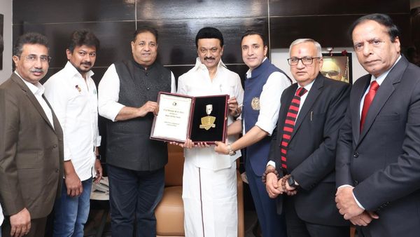 தமிழக முதல்வர் மு.க ஸ்டாலினுக்கு 'சிறந்த மனிதருக்கான விருது..' ஆசிய செஸ் கூட்டமைப்பு வழங்கியது