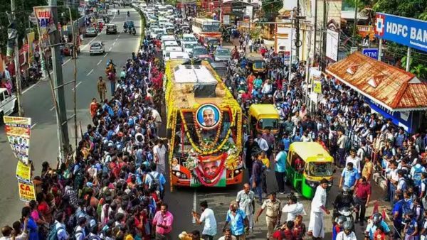 அரசு மரியாதை இல்லை.. 150 கிமீ தூரத்தை கடக்க 28 மணி நேரம்! கேரளாவே திரண்ட உம்மன் சாண்டி இறுதி ஊர்வலம்