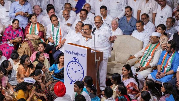 டெல்லியில் இன்று தேசியவாத காங்கிரஸ் செயற்குழு கூட்டம்.. முக்கிய முடிவெடுக்கும் சரத் பவார்.. பரபர!