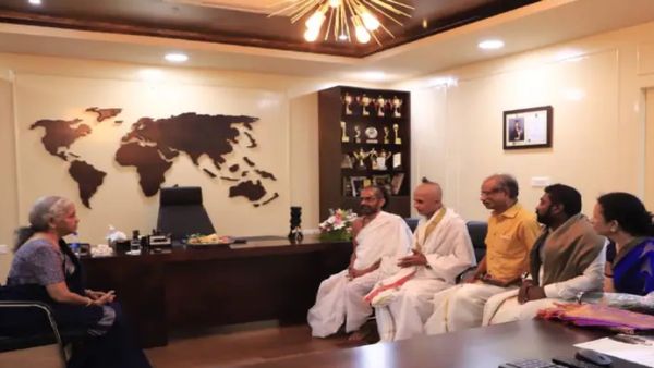 நிதி அமைச்சர் நிர்மலா சீதாராமனுடன் சிதம்பரம் நடராஜர் கோவில் தீட்சிதர்கள் சந்திப்பு