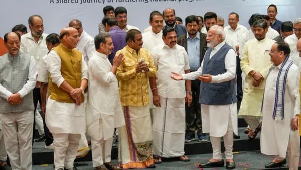 அப்படியே மாறிய அதிமுக! மோடி தலைமையில் தான் லோக்சபா தேர்தல்! தீர்மானத்தை வழிமொழிந்த எடப்பாடி