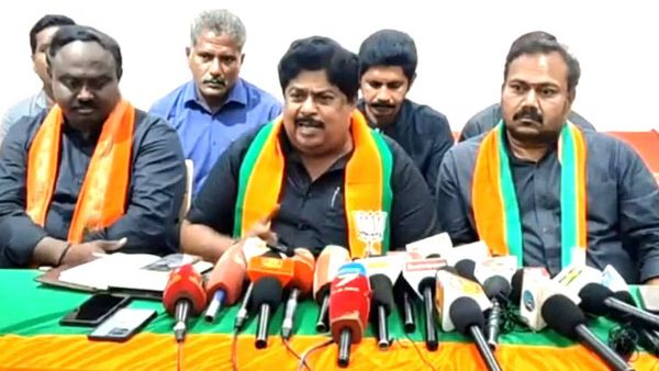 திமுகவில் மேலும் 13 விக்கெட்டுகள்.. ஜெயிலில் தான் மந்திரிசபை.. கொளுத்திப் போட்ட கே.பி.ராமலிங்கம்!