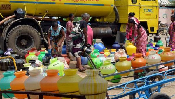 குடிக்க தண்ணீர் இல்லை.. காலி குடங்களுடன் மறியல்.. திருச்செந்தூர் சாலையில் ஸ்தம்பித்த போக்குவரத்து