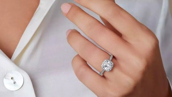 டாய்லெட்டை திறந்தால் உள்ளே பல லட்சம் மதிப்பிலான 