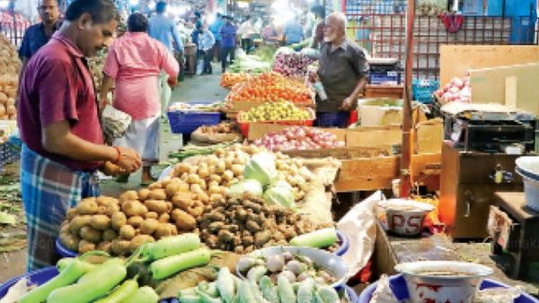 மளிகை, காய்கறிகளின் விலை விண்ணை முட்டுதே.. இன்றும் வரத்து குறைவால் கோயம்பேட்டில் எகிறிய தக்காளி விலை