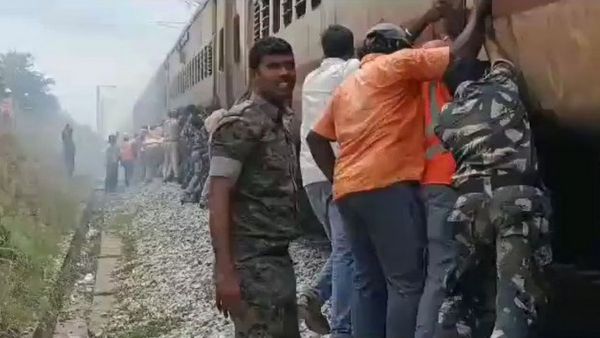 பஸ்சை போல ரயிலை தள்ளிய ஊழியர்கள்.. விமர்சித்த நெட்டிசன்ஸ்.. பாராட்டிய இந்திய ரயில்வே.. ஏன் தெரியுமா?