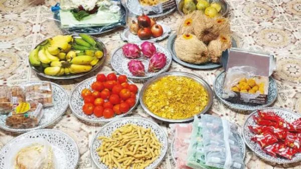 பல்லிளிக்குது பள்ளிகொண்டா.. ஆஹா ஆடிசீர்வரிசை..அந்த தட்டுல 