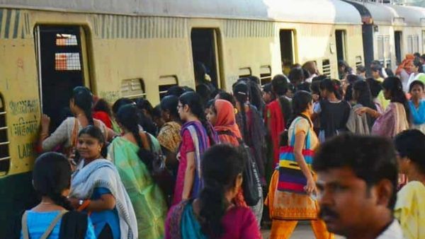 சென்னை புறநகர் ரயில் சேவை குறைப்பு.. புதிய அட்டவணைக்கு கடும் எதிர்ப்பு.. கொந்தளிக்கும் ஏழை மக்கள்!