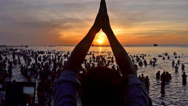 ஆடி அமாவாசை.. புனித நீராடி முன்னோர்களுக்கு தர்ப்பணம்.. 12 ஆண்டுகளுக்கு உணவளித்த புண்ணியம் கிடைக்கும்