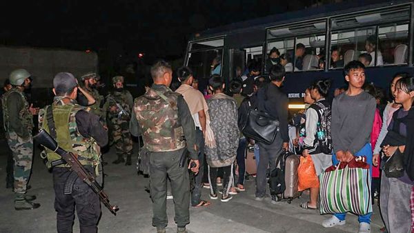 மணிப்பூர்: குக்கி பெண்கள் மானபங்கம்..மிசோரமில் இருந்து விரட்டப்பட்ட 41 மைத்தேயிகள் அஸ்ஸாமில் தஞ்சம்!