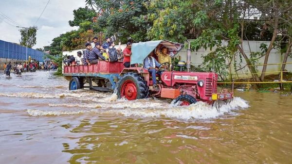 கர்நாடகாவில் நொறுக்கி எடுக்கும் மழை.. ரெட் அலர்ட் வார்னிங்! மூழ்கிய வீடுகள்.. 5 பேர் பலியான சோகம்!
