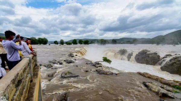 ஒகேனக்கல் அருவிகளில் கொட்டுது வெள்ளம்.. குளிக்க, பரிசல் இயக்கத் தடை.. காவிரி கரையோரம் எச்சரிக்கை
