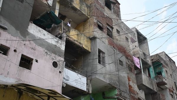 சென்னை கொரட்டூரில் நள்ளிரவில் குலுங்கிய கட்டடம்.. நள்ளிரவில் நடந்தது என்ன? குடியிருப்புவாசிகள் பகீர்