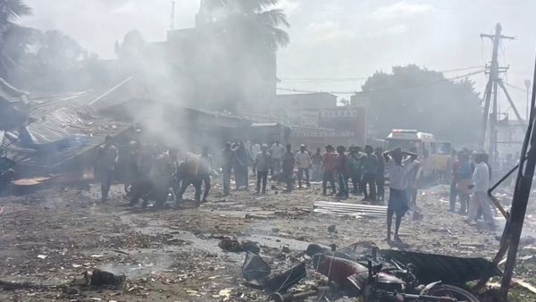 வெடித்து சிதறிய பட்டாசு குடோன்.. 9 பேர் பலி.. கிருஷ்ணகிரி தீ விபத்துக்கு காரணம் என்ன.. பின்னணி தகவல்