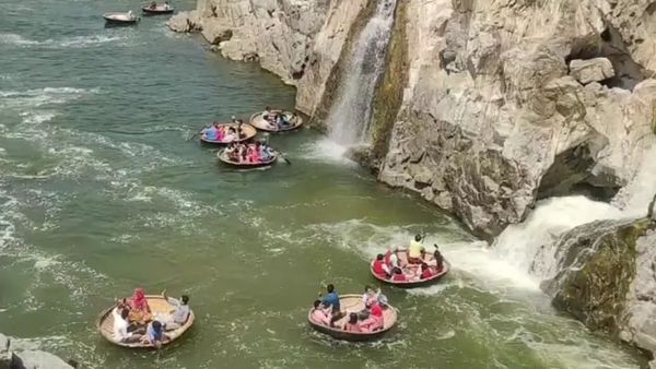 ஒகேனக்கல் அருவியில் பரிசலுக்கு அனுமதி.. ‘வெள்ள அபாயம் இல்லை’.. சுற்றுலா பயணிகளுக்கு செம கொண்டாட்டம்!