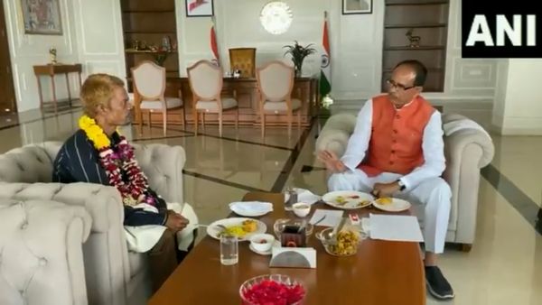 சிறுநீர் அவமதிப்பு! கால்கழுவி மன்னிப்பு கேட்டதோடு பழங்குடி தொழிலாளியுடன் முதல்வர் லஞ்ச்! வீடியோ