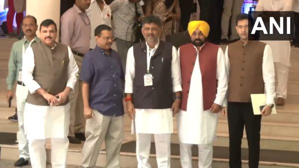 என்னாச்சு? கைக்கொடுக்க போன டிகே சிவக்குமார்.. கண்டுக்கொள்ளாத அரவிந்த் கெஜ்ரிவால்! பரவும் வீடியோ