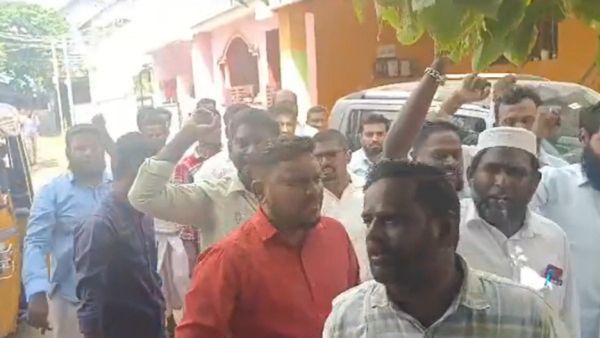 நெல்லை முபாரக் வீட்டில் என்ஐஏ அதிகாரிகள் திடீர் சோதனைக்கு கண்டனம்-எஸ்டிபிஐ நிர்வாகிகள் ஆர்ப்பாட்டம்!