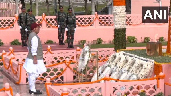 24-வது கார்கில் வெற்றி தினம்- திராஸ் போர் நினைவிடத்தில் மத்திய அமைச்சர் ராஜ்நாத்சிங் வீர வணக்கம்!