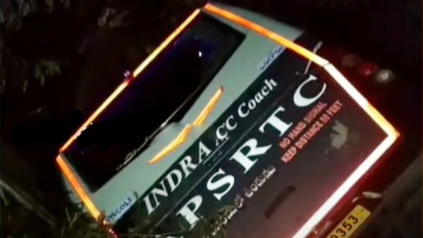 32 அடி பள்ளம்.. தலைக்குப்புற கவிழ்ந்த அரசு பஸ்.. துடிதுடித்த பயணிகள்.. 7 பேர் பலி.. ஆந்திராவில் சோகம்!