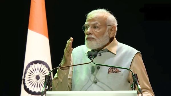 உலகின் பழமையான மொழி தமிழ்- பிரான்சில் திருவள்ளுவர் சிலை- பலத்த கரவொலிக்கு இடையே அறிவித்த மோடி!