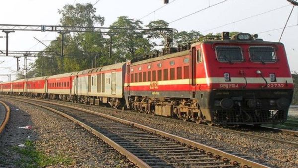 ஆமா! ரயிலில் இதை நோட் பண்ணியிருக்கீங்களா.. ஏசி கோச்கள் நடுவில் மட்டுமே இருக்கே.. இப்படி ஒரு காரணமா?