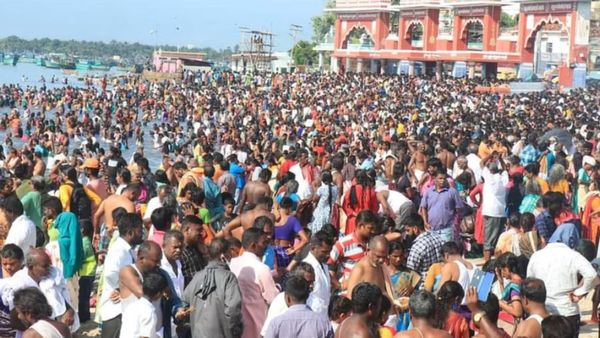 ஆடி அமாவாசை.. ராமேஸ்வரம் அக்னி தீர்த்தக்கடலில் தர்ப்பணம்.. பள்ளி, கல்லூரிகளுக்கு விடுமுறை