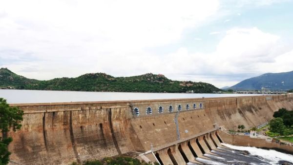 மேட்டூர் அணை நீர்மட்டம் சரிவு.. கை விரித்த கர்நாடகா..காவிரிக்காக காத்திருக்கும் டெல்டா விவசாயிகள்