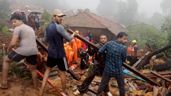 காவு வாங்கிய கனமழை.. மகாராஷ்டிராவில் மண்ணோடு மண்ணாக புதையுண்ட மக்கள்! தோண்ட தோண்ட சடலங்கள்