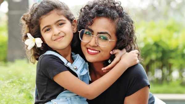 சும்மா சும்மா.. பூ விக்குற பெண்கள் கஸ்டமர் குழந்தைகளை கிள்ளி கொஞ்சுறது தப்பு! 