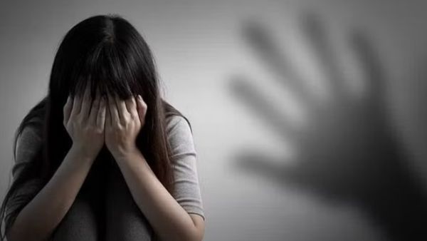 மயக்க மருந்து கொடுத்து சிறுமி பலாத்காரம்.. வீடியோ எடுத்து தொடர் மிரட்டல்.. 56 வயது காம கொடூரன் கைது