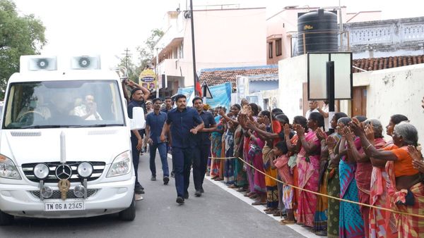 முதலமைச்சர் ஸ்டாலின் பயணித்த பென்ஸ் வேன் திடீர் பஞ்சர்! லேண்ட்க்ரூஸர் காரில் மாறி ஏறி தஞ்சை பயணம்!