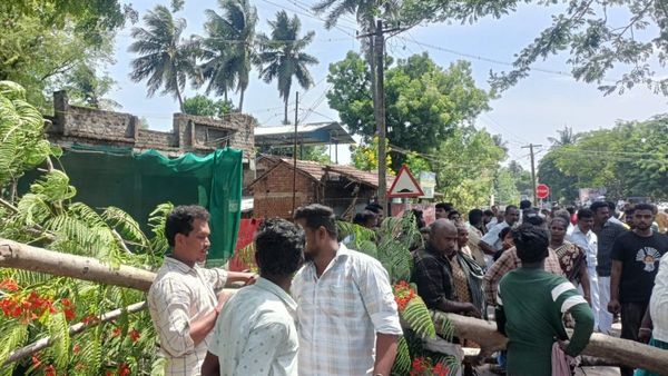 சாவு இப்படியுமா வரும்.. திடீரென வீசிய பலத்த காற்று.. இளம் பெண்களுக்கு நொடியில் நடந்த துயரம்