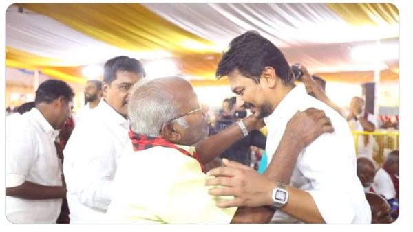 மூத்த உடன்பிறப்புகளின் முத்த மழை! பழம்பெரும் தொண்டர்களின் பாசத்தில் திளைத்த உதயநிதி