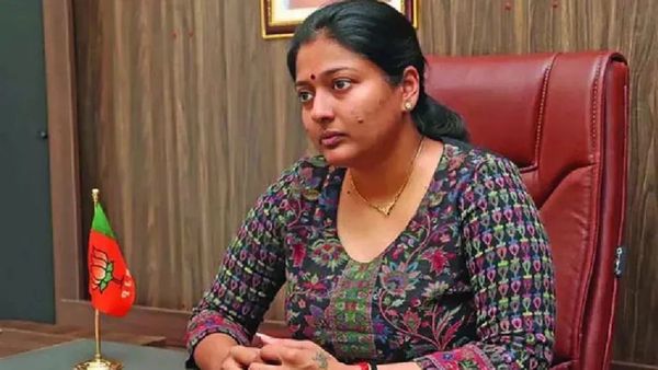 ஃபிளையிங் கிஸ் ஆபாசமா?.. பாஜக தலைவர்கள் ப்ளூ பிலிம் பார்த்தாங்களே அது என்னம்மா? காயத்ரி ரகுராம்