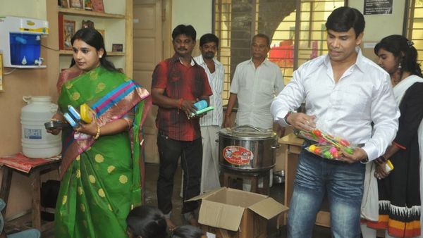 நடிகர் ஆனந்தராஜின் மகன் மற்றும் மகளை பார்த்திருக்கீங்களா? ஆதரவற்ற குழந்தைகளுக்காக செய்த செயல்