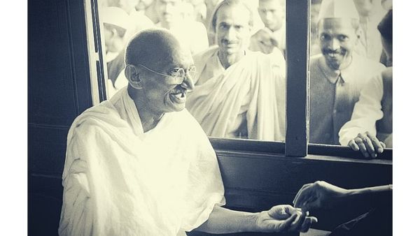 சட்டையை கழற்றிய மகாத்மா காந்தி.. அரையாடை அணிந்தது ஏன்?.. மனதை மாற்றிய மதுரை சம்பவம்