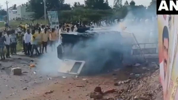 ஆந்திராவில் பயங்கர வன்முறை.. சந்திரபாபு பங்கேற்ற நிகழ்வில் கல்வீச்சு! போலீஸ் வாகனங்களுக்கு தீவைப்பு!