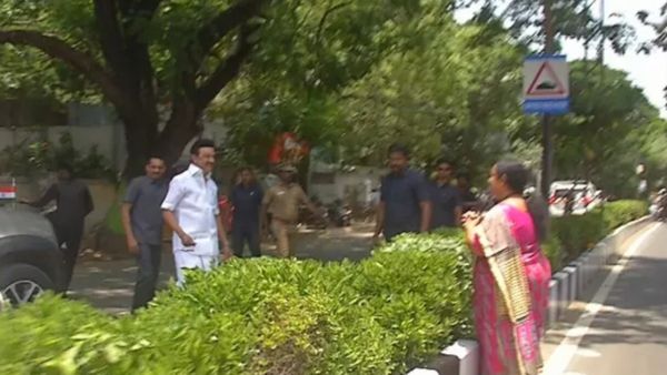 சட்டென காரை நிறுத்தி இறங்கிய ஸ்டாலின்.. எதிரில் சிஆர் சரஸ்வதி! எதிர்க்கட்சினு கூட பார்க்கல.. ஹேப்பி!