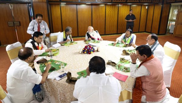 அப்பம்.. பணியாரம்.. சட்டென தம்பிதுரை பக்கத்தில் அமர்ந்த மோடி.. போட்டிபோடுங்க.. ஆஹா அப்படி சொன்னாராமே