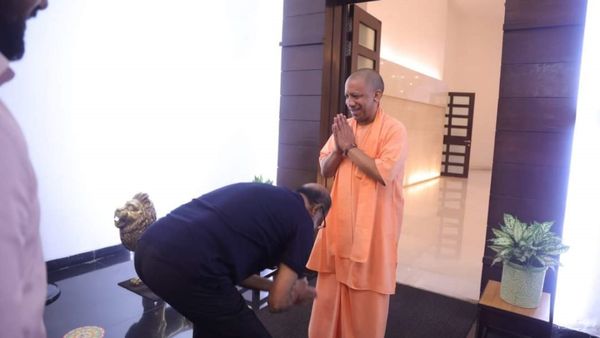 யோகி பவரை பாத்தீங்களா? தமிழ் சூப்பர் ஸ்டார் ரஜினியே காலில் விழுறாரு.. ஃபயர் விடும் பாஜக ஆதரவாளர்கள்