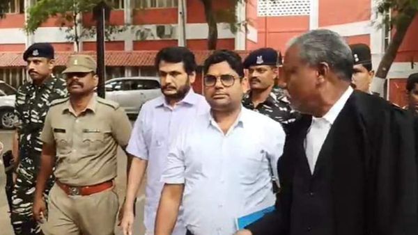 பேச முடியாது.. சோர்வாக நடந்து வந்த செந்தில் பாலாஜி.. வரும்போது லிஃப்ட்.. போகும்போது படிக்கட்டு!