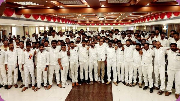 ஒயிட் & ஓயிட் சீருடை! திமுக இளைஞரணிக்கு போட்டியாக பாட்டாளி இளைஞர் சங்கம்! அன்புமணி நடத்திய கூட்டம்