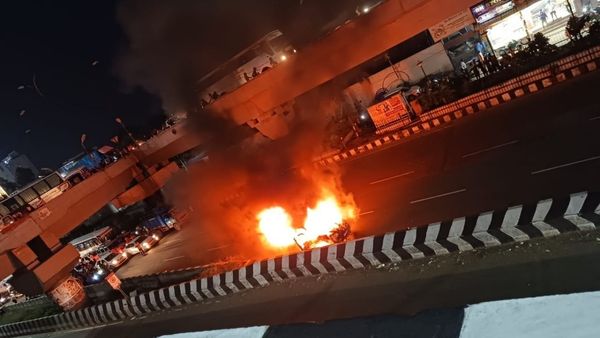 சென்னை பல்லாவரம் ஜிஎஸ்டி சாலையில்..சட்டென தீப்பிடித்து எரிந்த சொகுசு கார்.. போக்குவரத்து பாதிப்பு