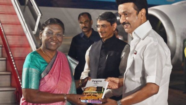 சென்னை வந்தடைந்த ஜனாதிபதி முர்மு.. ஒன்றாக நின்று வரவேற்ற ஆளுநர் ரவி, முதல்வர் ஸ்டாலின்!