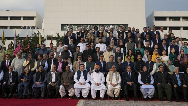 பிளானே வேற.. பாகிஸ்தான் நாடாளுமன்றம் திடீர் கலைப்பு! இரவோடு இரவாக அதிபர் அதிரடி! ஏன்? பரபர பின்னணி